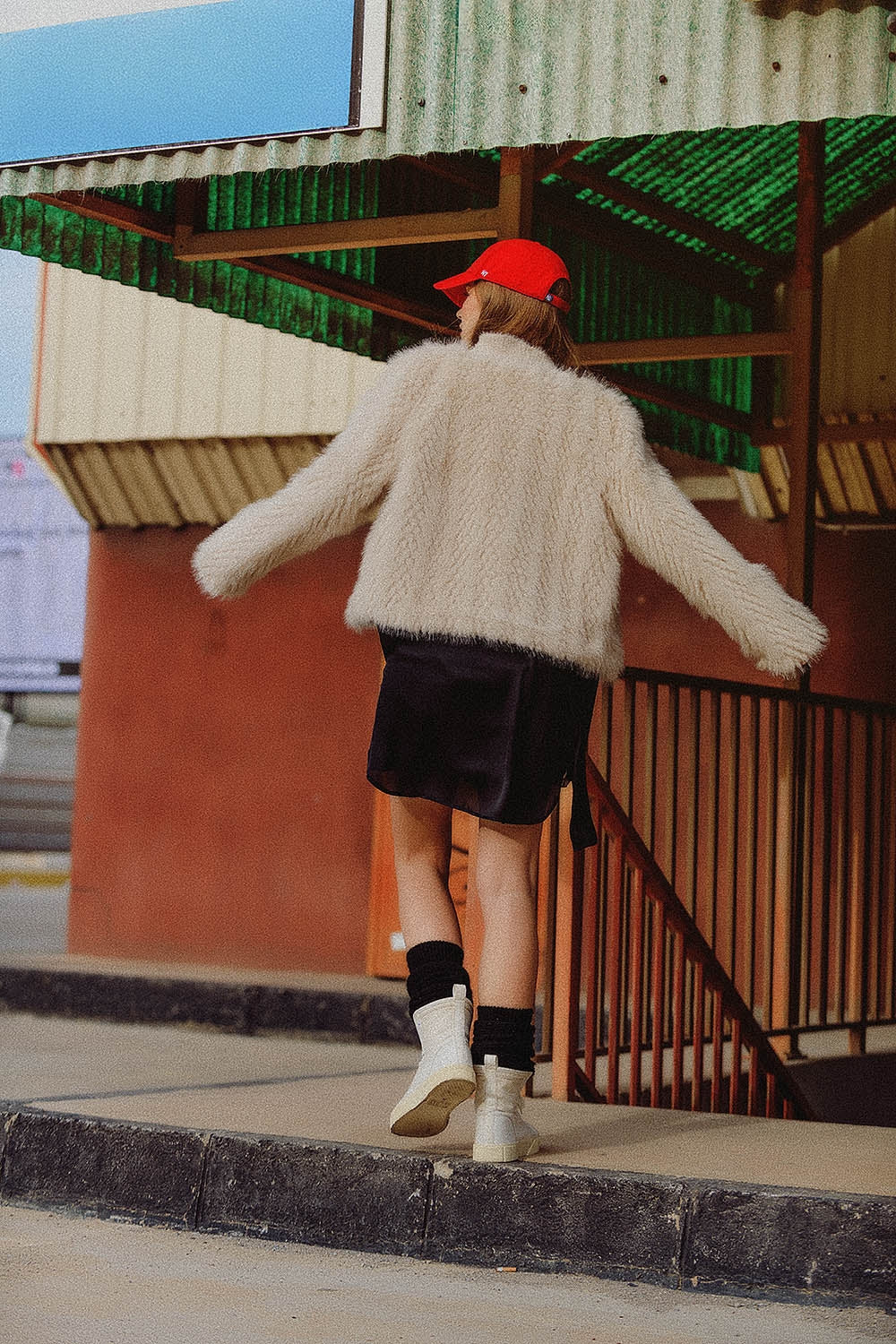 Veste courte beige en fourrure fine