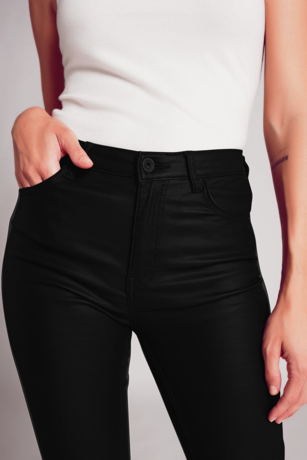 Pantalon évasé en similicuir extensible noir